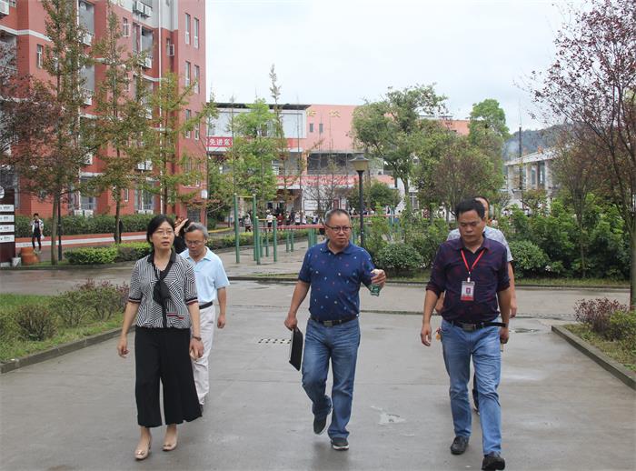 泸县教育局副局长张天虎一行到泸县建校检查开学工作