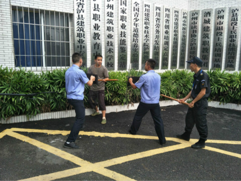 泸县建筑职业中专学校开展校园反恐防暴战术训练